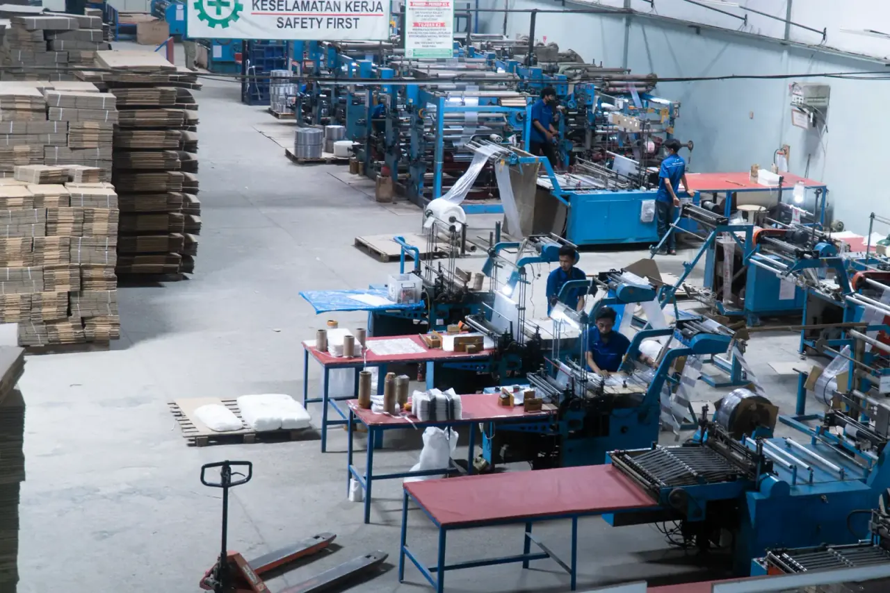 Lantai produksi JMP di Tangerang.