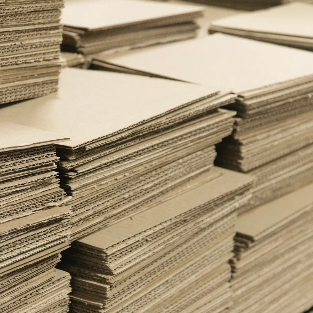 Tumpukan corrugated sheet di lantai produksi JMP.