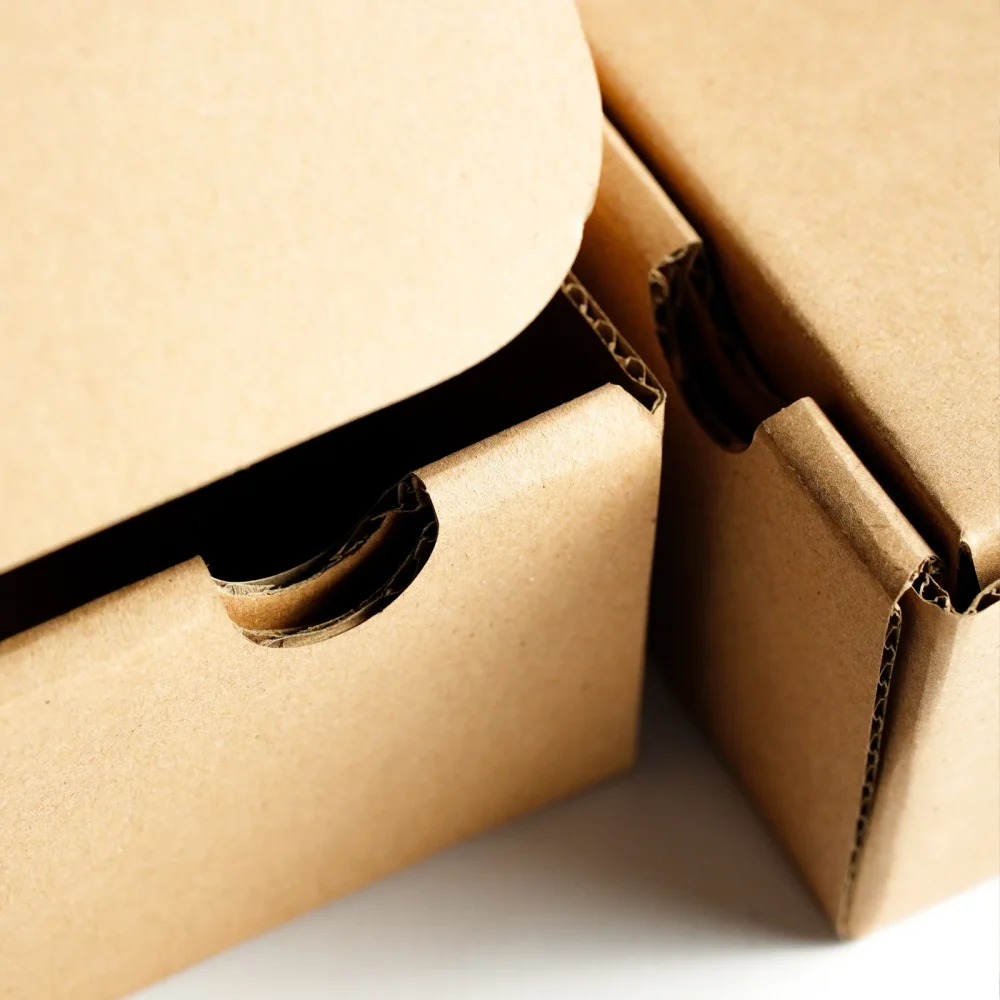 Karton box kraft polos hasil die-cut di JMP — kertas menyumbang porsi terbesar dari biaya box seperti ini.