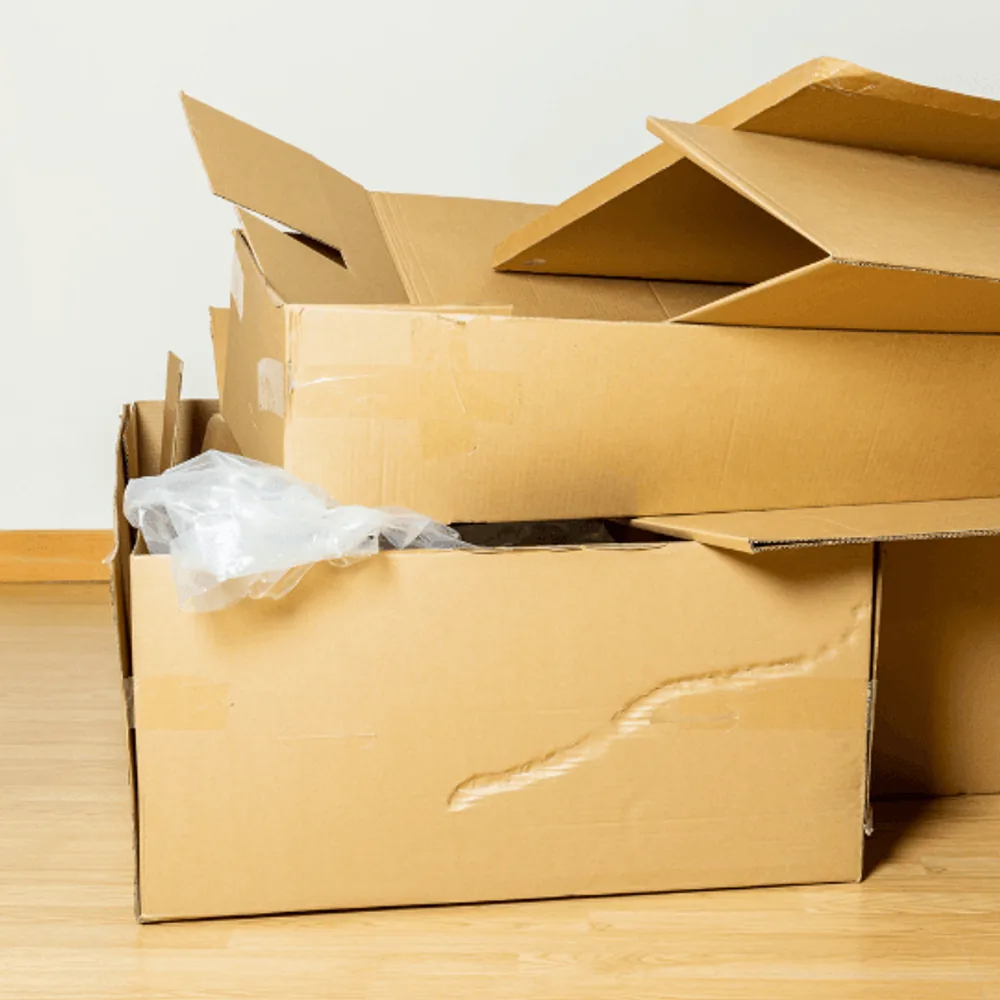 Karton box corrugated terbuka — bahan berbasis kertas yang bisa didaur ulang.