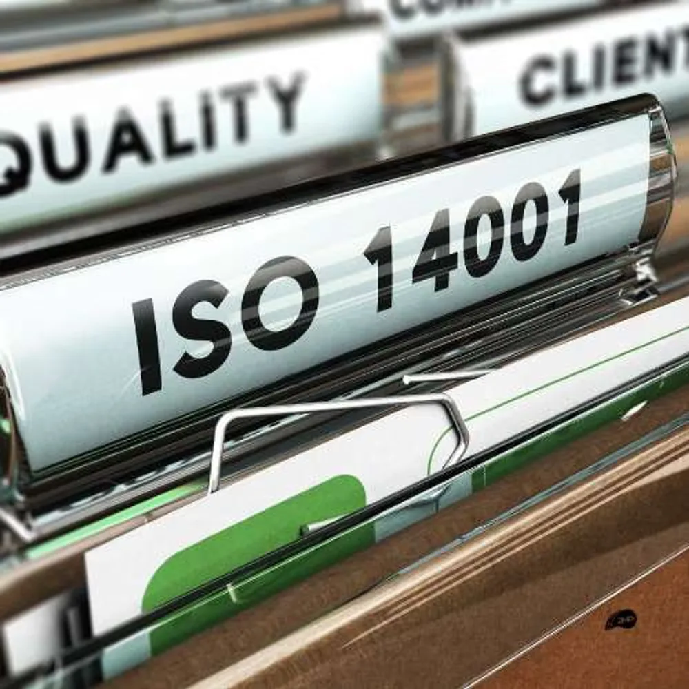 Label ISO 14001 — standar sistem manajemen lingkungan.
