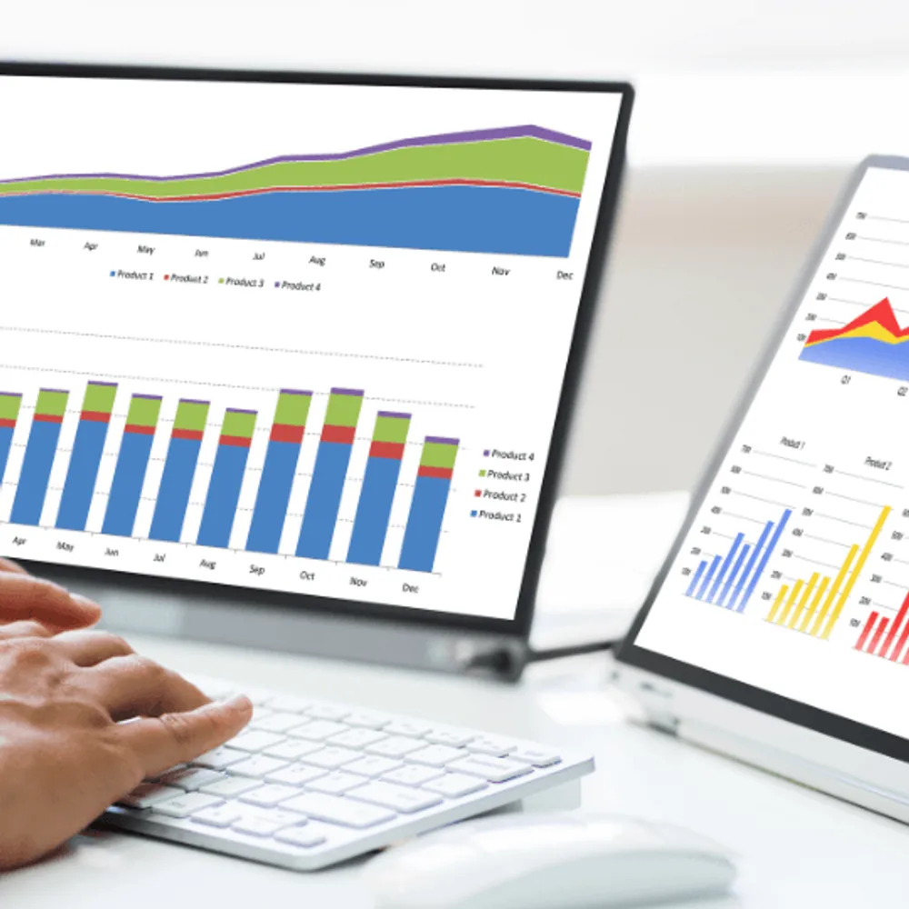 Dashboard KPI dengan grafik kinerja di layar.