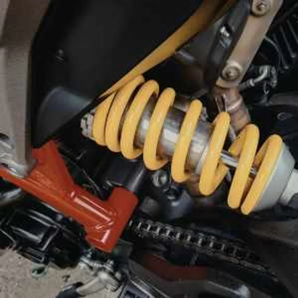 Komponen suspensi otomotif — contoh part bernilai tinggi yang butuh kemasan spesifik.