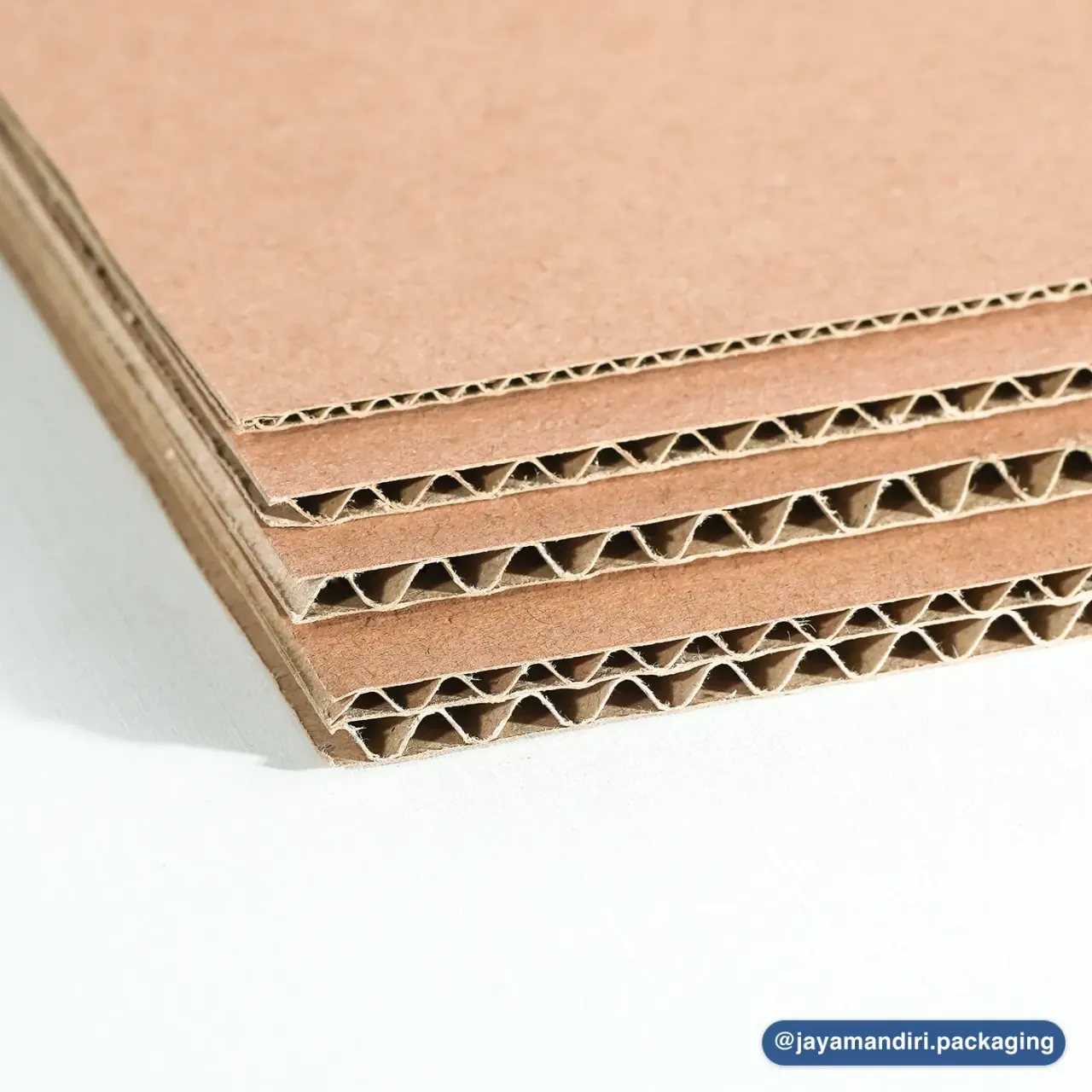 Cross-section corrugated sheet JMP — struktur berlapis yang memberi kekuatan.