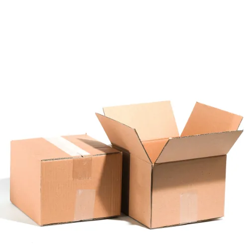 Dua karton box corrugated JMP di lantai gudang, satu tertutup satu terbuka.