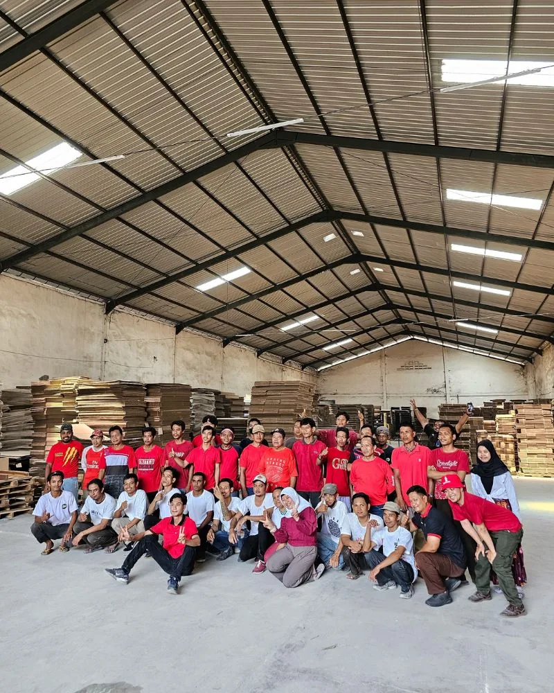 Seluruh tim JMP berfoto bersama di gudang, kompak berbaju merah-putih, merayakan HUT RI ke-78.