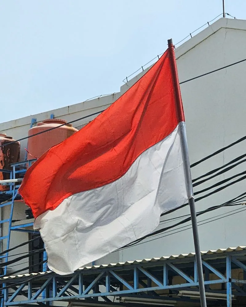 Bendera Merah Putih berkibar di depan pabrik JMP menyambut 17 Agustus.