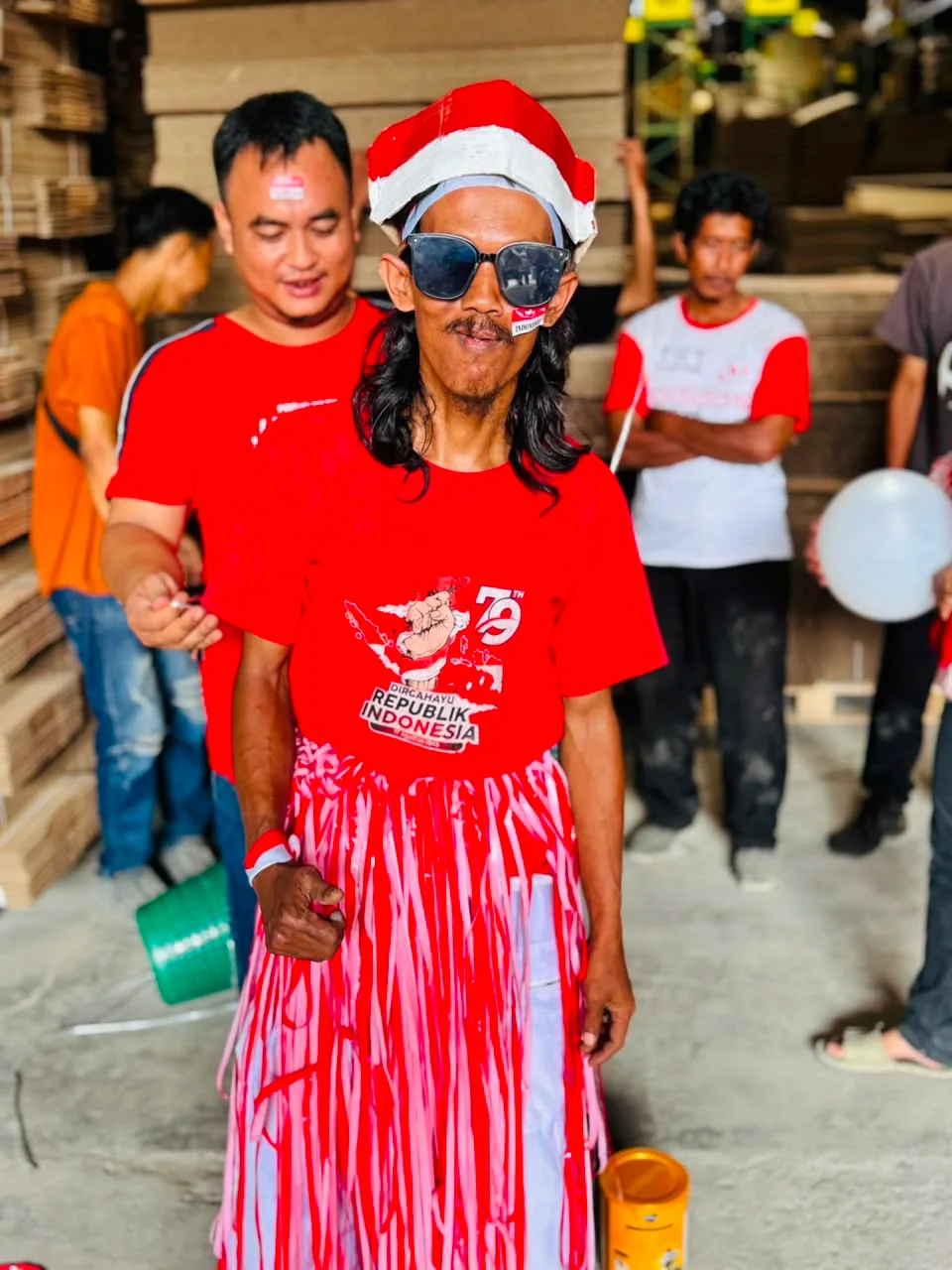 Juara 1 dress code: kaus merah bertuliskan Dirgahayu Republik Indonesia, rok untaian plastik merah putih, topi Sinterklas merah putih, dan kacamata hitam.