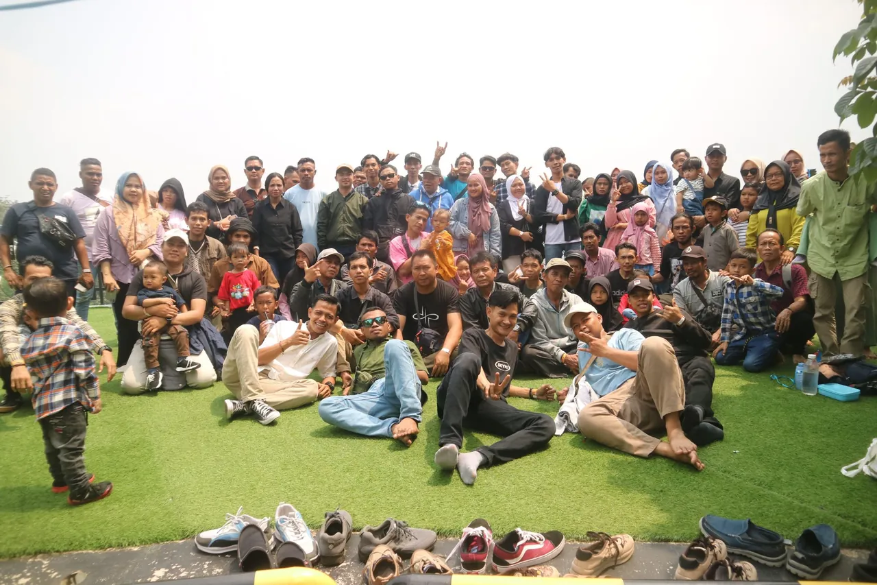 Foto bersama keluarga besar PT Jaya Mandiri Packaging di The Nice Funtastic Park, Cianjur.