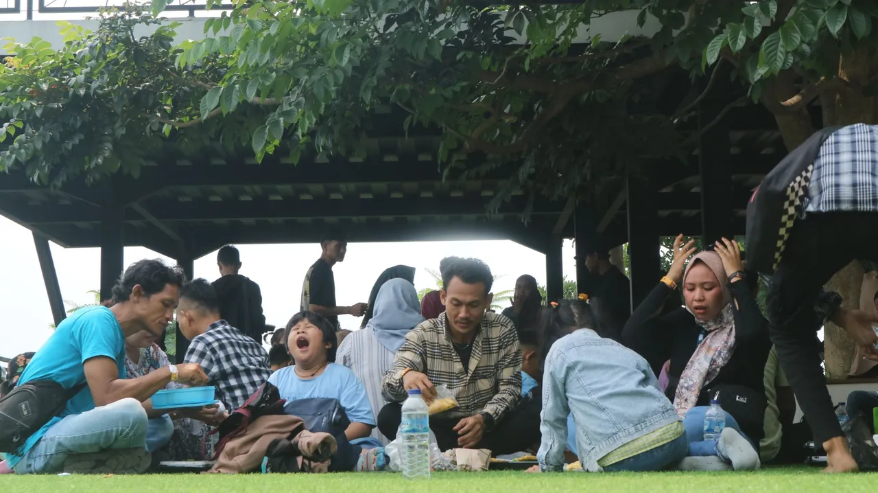 Makan bersama keluarga JMP di saung — momen santai lintas jabatan.