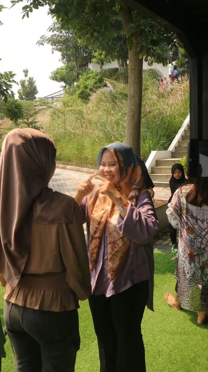 Kebersamaan para istri karyawan JMP di sela acara bebas.