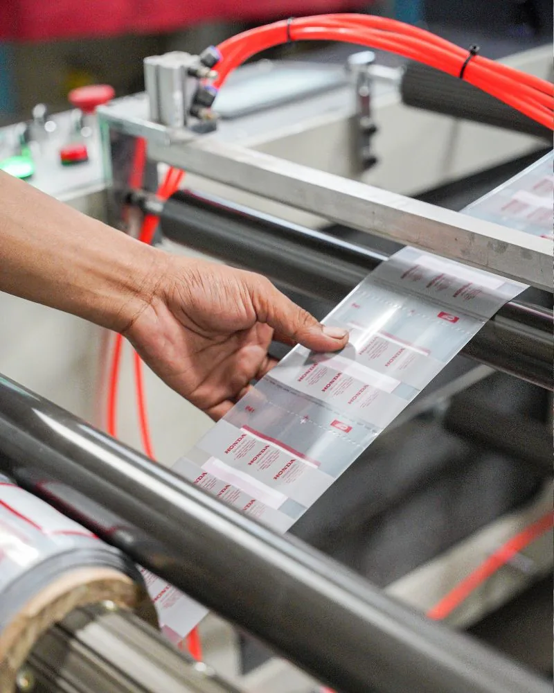 Detail film pre-opened tercetak yang keluar dari mesin roll bag JMP.