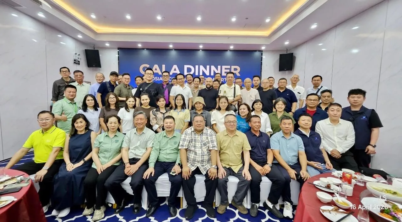 Foto bersama peserta gala dinner ACCI di Shenzhen, di depan layar bertuliskan Gala Dinner Asosiasi Corrugated Converting Indonesia.