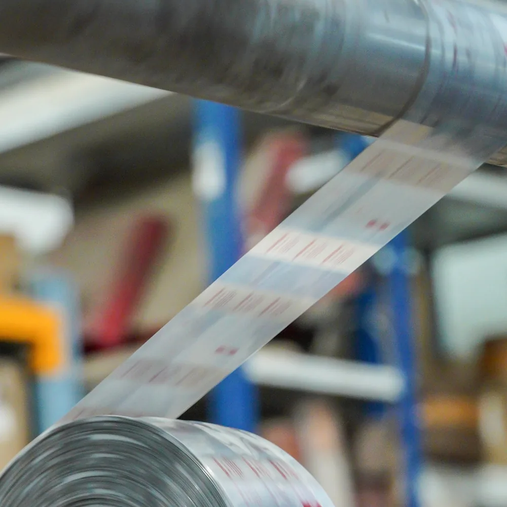 Film polybag PE dicetak flexo di lini produksi JMP.