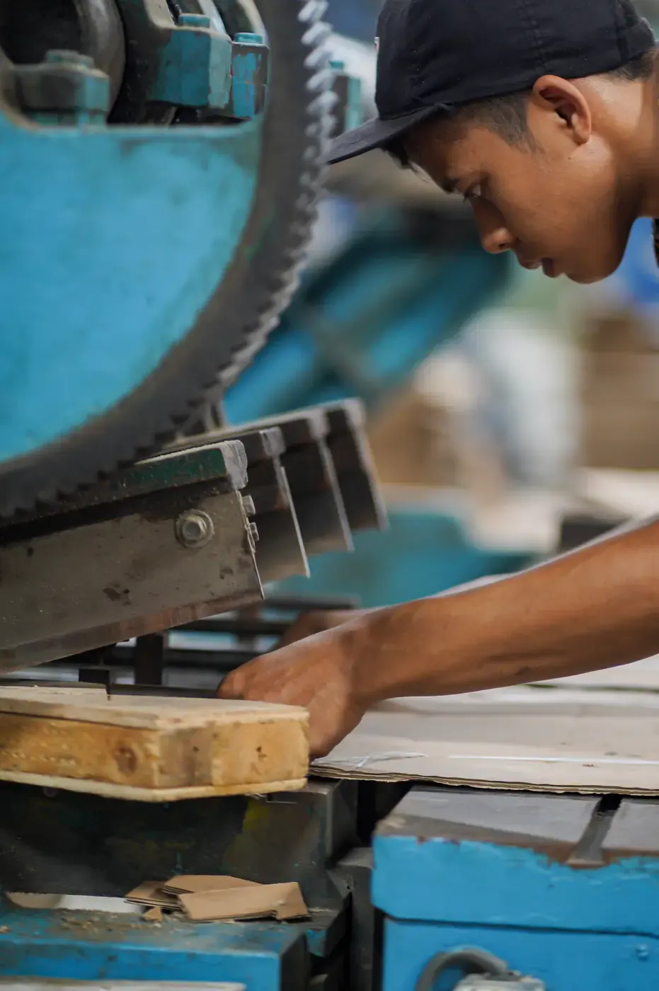 Mesin eccentric press untuk die-cut karton box di pabrik JMP.
