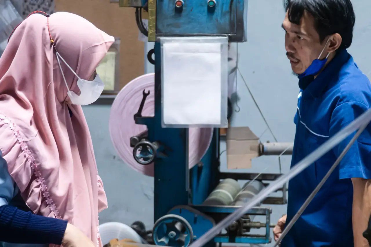 Tim JMP di lini produksi polybag.